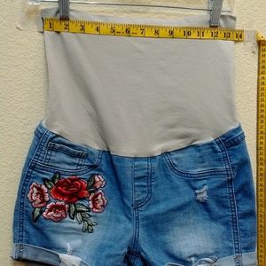 Maternity shorts with embroidery